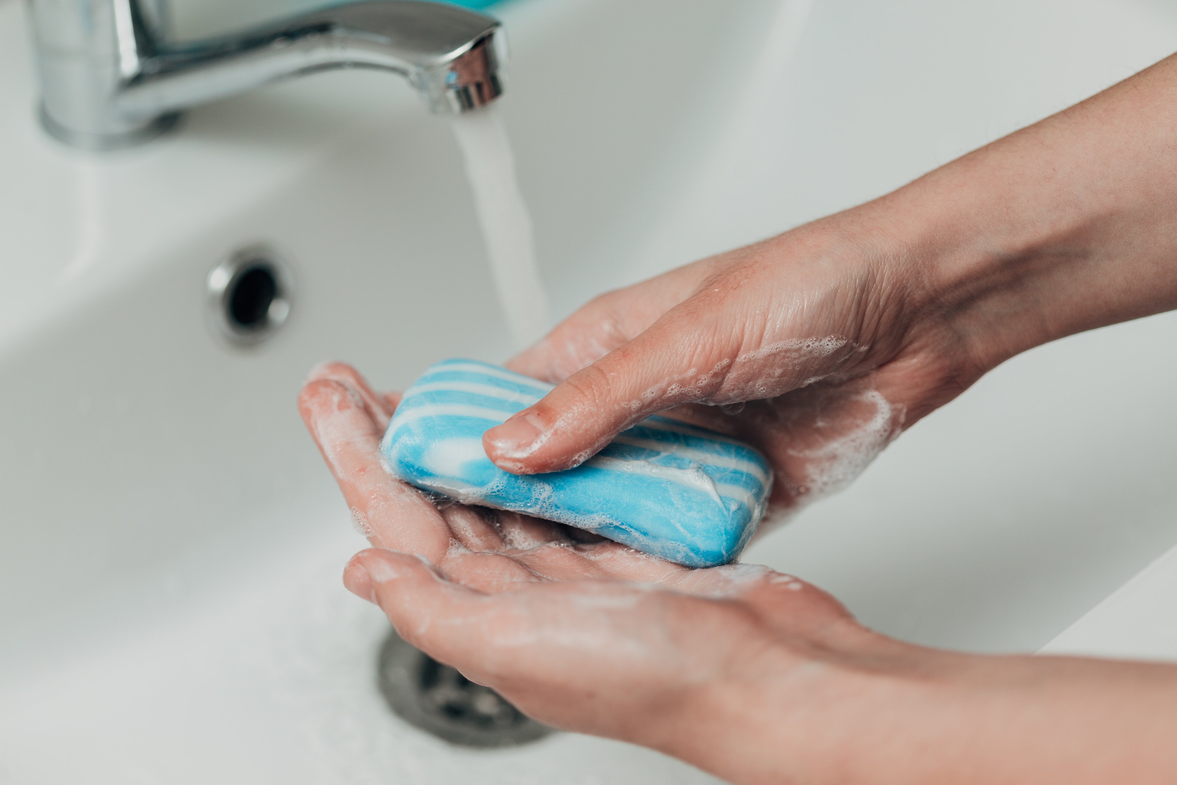 girl-washes-her-hands-avoid-infection-with-virus-covid-19