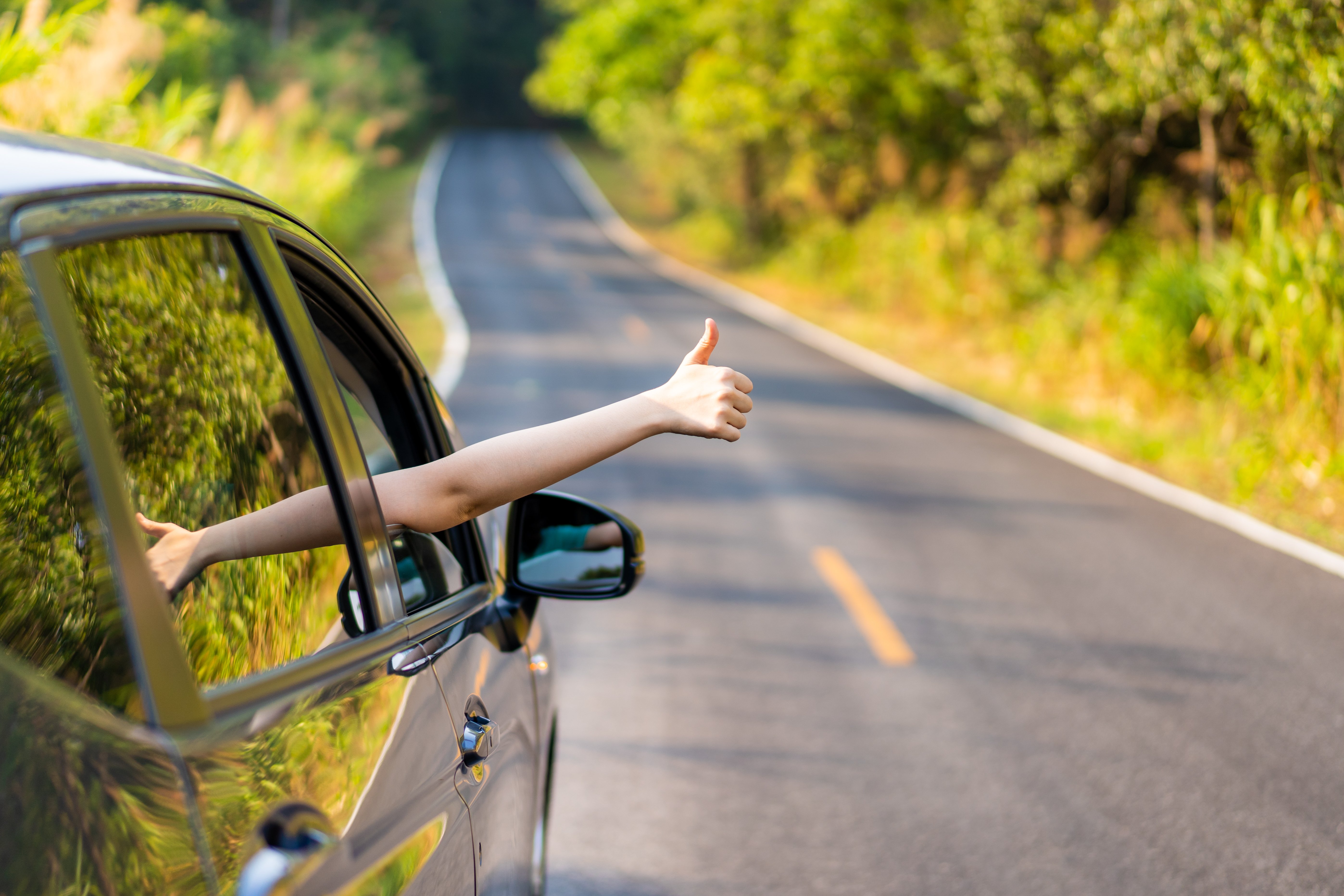 woman-car-doing-sign